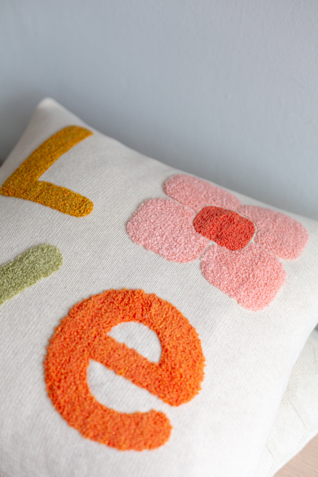 Love Pute Pink, jacuard strikk med puncheedle broderi