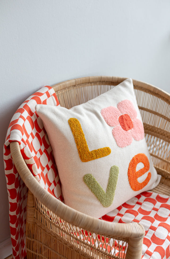 Love Pute Pink, jacuard strikk med puncheedle broderi