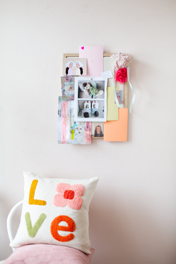 Love Pute Pink, jacuard strikk med puncheedle broderi