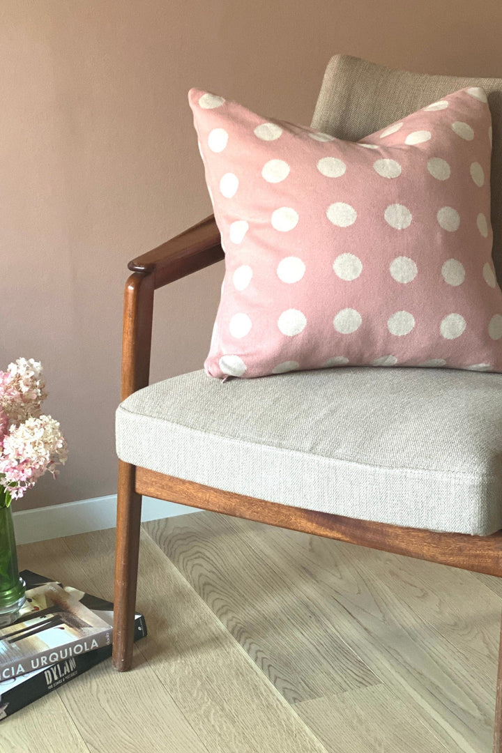 Astrid_pillow_pink_dot_teackchair