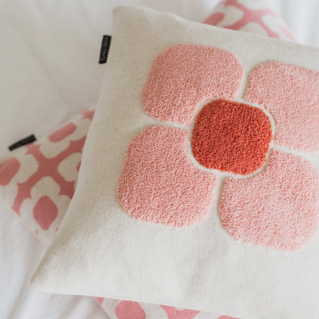 Dorismini pillow pink close up square