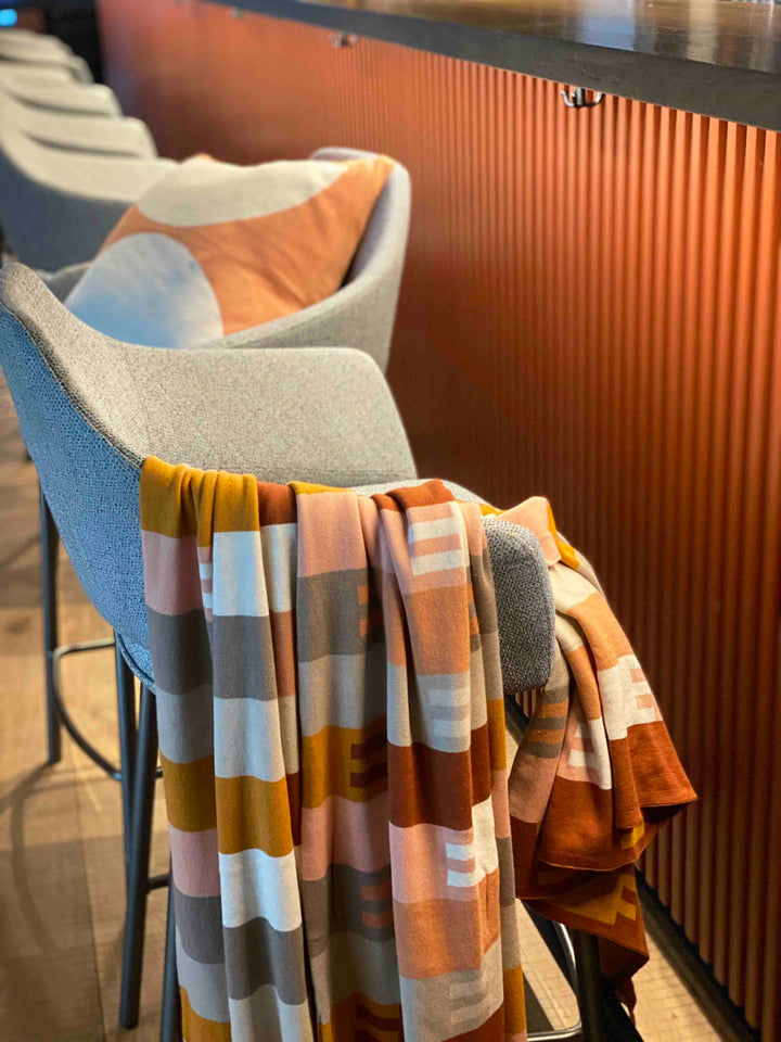 Fredrik_Ella_peach_barchair2_small
